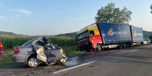 Accident grav în Mureș, seara trecută! O tânără de 21 ani a murit, după ce s-a izbit cu mașina într-un TIR