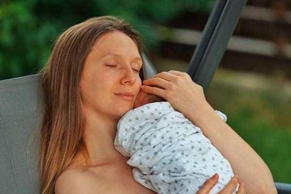 Adela Popescu, probleme cu mezinul la aproape două săptămâni de la naștere. Cu ce se confruntă vedeta: „Mă doare cel mai tare”