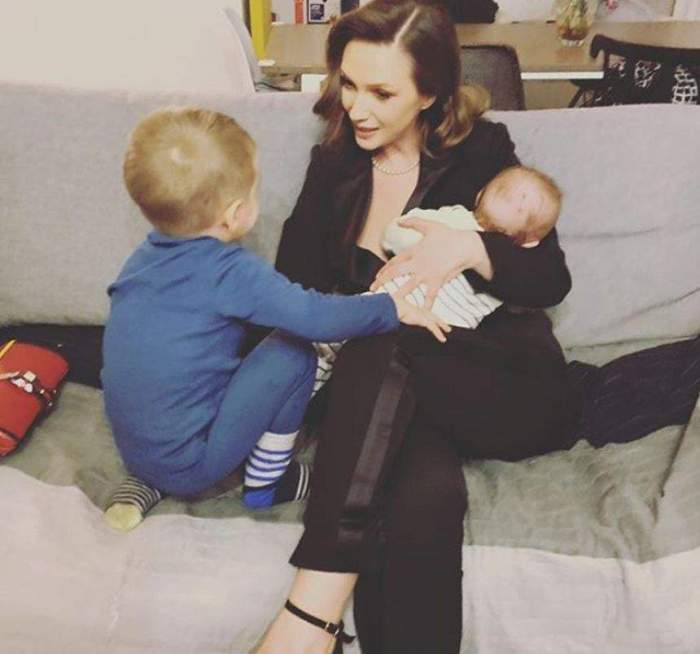 Adela Popescu cu doi copii pe canapea