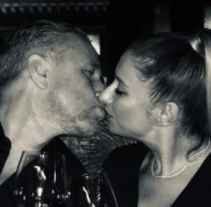 Anamaria Prodan, imagine în timp ce se sărută cu Laurențiu Reghecampf. Ce mesaj a postat impresara după ce soțul ei a fost fotografiat cu altă femeie
