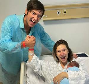 Imagine emoționantă cu Adela Popescu, în timp ce își ține în brațe bebelușul. Prima imagine cu fața mezinului familiei