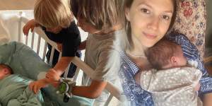Imagine emoționantă cu Adela Popescu, în timp ce își ține în brațe bebelușul. Prima imagine cu fața mezinului familiei
