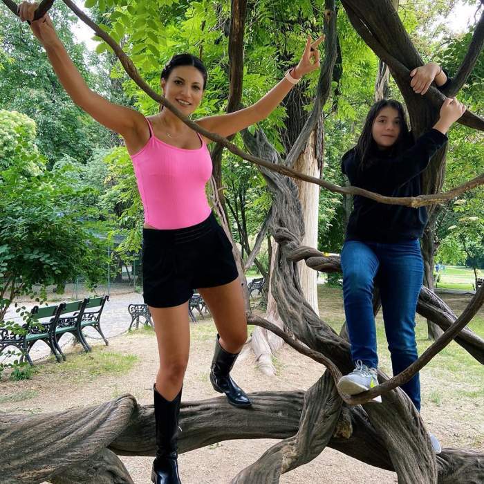 Ioana Ginghină și fiica sa, fac sport, prin copaci