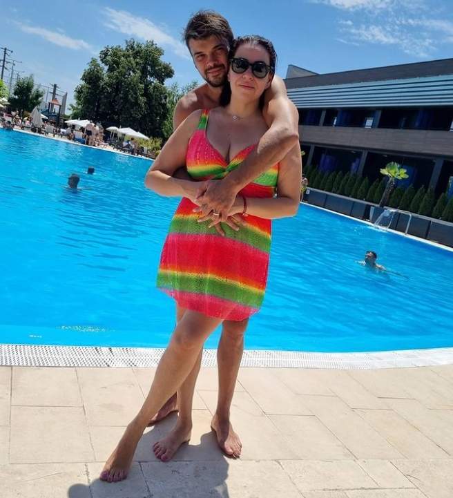 oana roman cu marius elisei la piscina