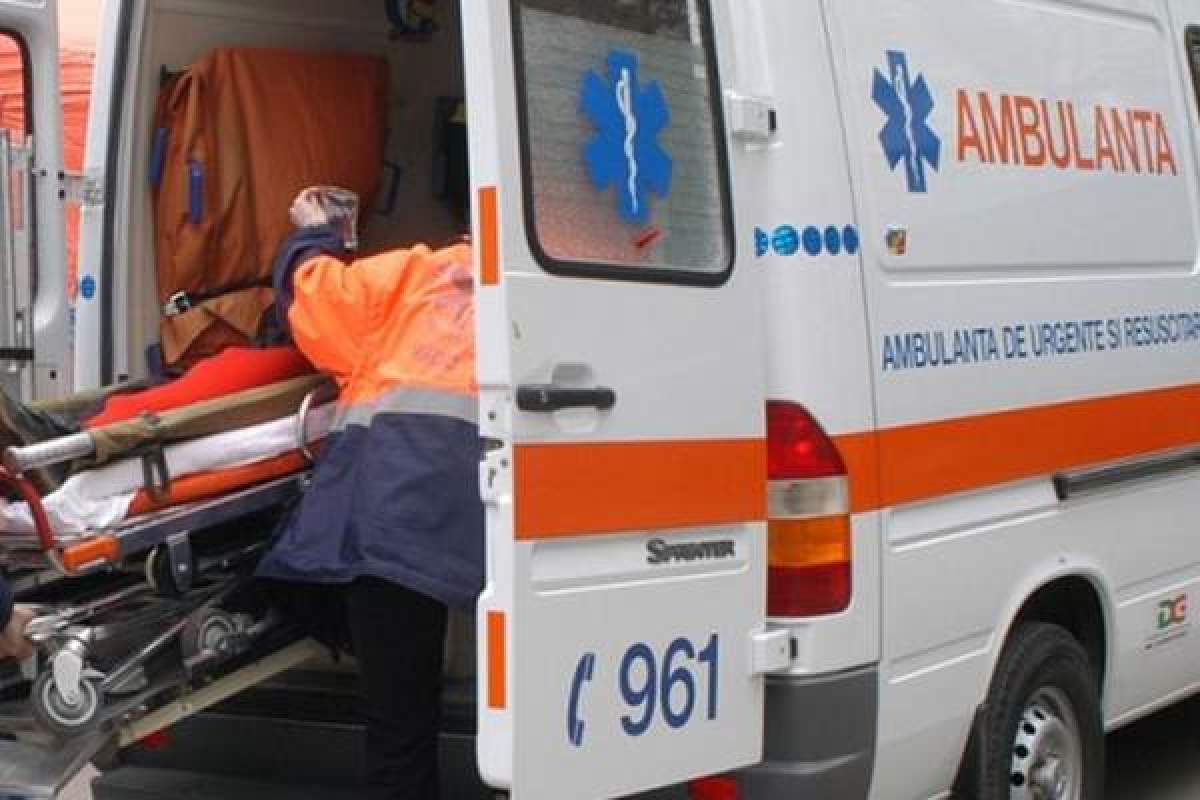 O ambulanță, cu un pacient pe targă