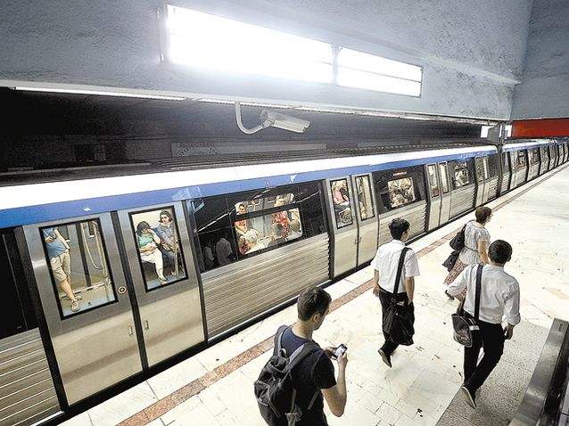 Nou sistem de taxare la metrou! Călătorii care au abonamente vor beneficia de carduri contactless