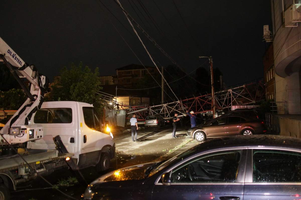 Furtuna de ieri noapte din Capitală a făcut prăpăd. O antenă de telefonie a căzut peste două case: "Am ieşit afară de frică"
