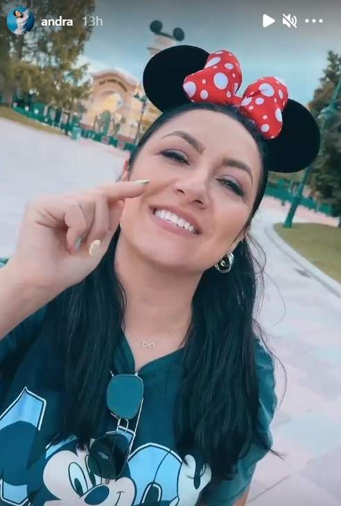 Andra, imagini din vacanța de la Disneyland. Cântăreața a plecat cu toată familia în Paris pentru câteva zile