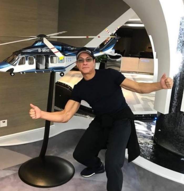 Jean-Claude Van Damme, lângă un elicopter