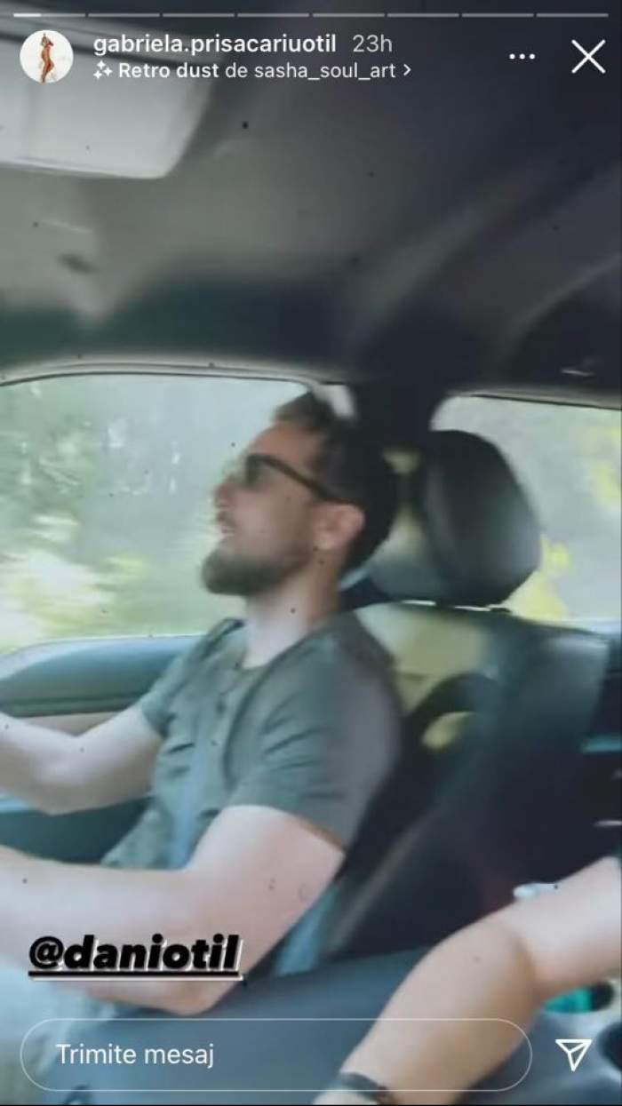 Dani Oțil e în mașină, conduce și poartă ochelari de soare și tricou verzui.