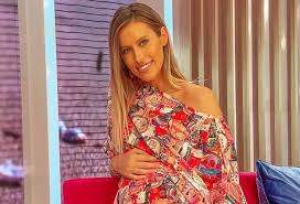 Gabriela Prisacariu, însărcinată, în rochie colorată