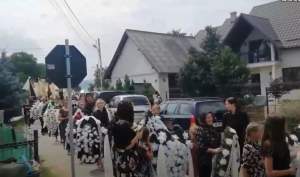 Victimele accidentului din Bacău au fost conduse ieri pe ultimul drum. Sute de oameni și-au luat adio de la cele șapte persoane ucise în tragedie / VIDEO