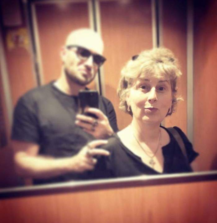 Mihai Bendeacși mama sa, fotografie în oglinda din lift