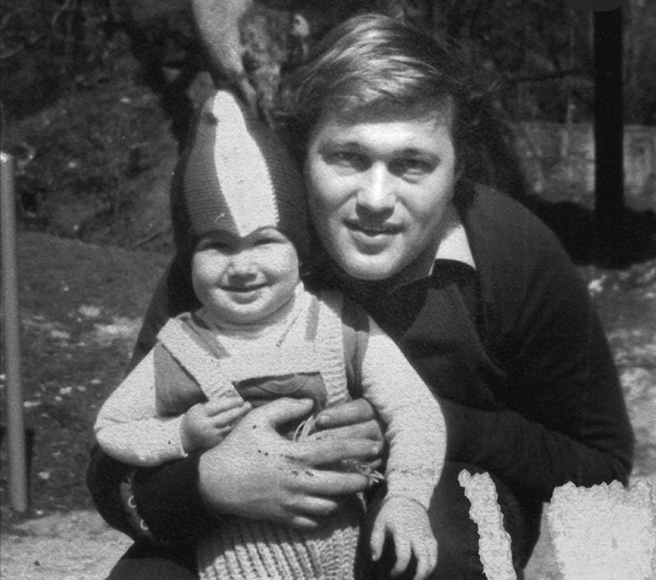 Fotografie alb-negru cu Mihai Bendeac și tatăl lui