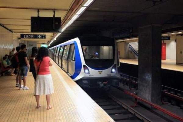 Oameni care stu în stația de metrou