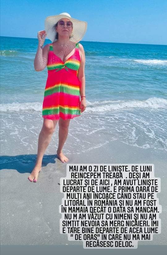 Oana Roman, în rochie colorată, la mare