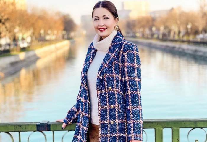 Gabriela Cristea, fotografie pe un pod, îmbrăcată de iarnă