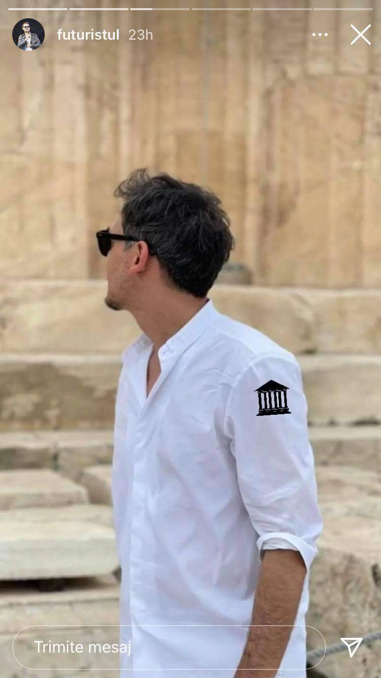 Răzvan Simion e în Grecia, poartă ochelari de soare negri și cămașă albă și privește într-o parte.