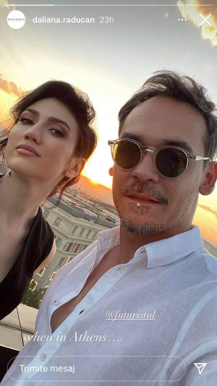 Răzvan Simion și Daliana Răducan într-un selfie din Grecia. Ea are părul prins în coc și poartă rochie neagră, iar el ochelari de soare și cămașă albă.