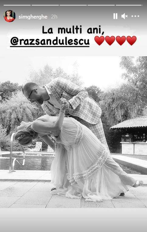 O imagine alb-negru de la nunta Simonei Gherghe cu soțul ei, Răzvan Săndulescu, în care dansează și zâmbesc larg. Vedeta i-a transmis „la mulți ani” pe Instagram.