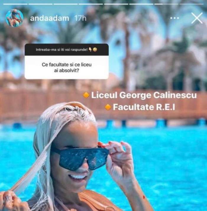 Anda Adam e în piscină, poartă ochelari de soare și își ține o șuviță de păr cu o mână zâmbind.