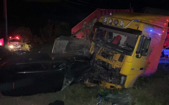 Accident cumplit în Teleorman! Cinci persoane au murit, și alte patru sunt în comă, după coliziunea dintre un TIR și un autoturism