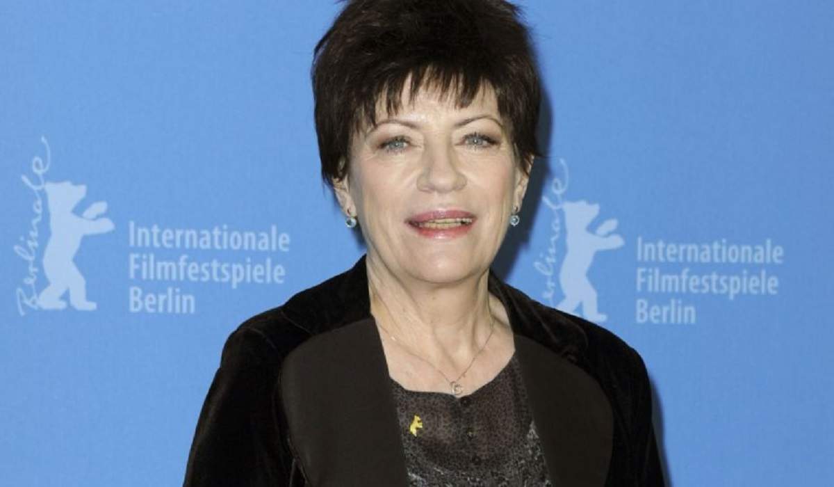 Actrița Luminiţa Gheorghiu a murit la 71 de ani poartă o bluză neagră cu un sacou negru pe deasupra și zâmbește larg. Artista se afla la Festivalul Internațional de Film de la Berlin.