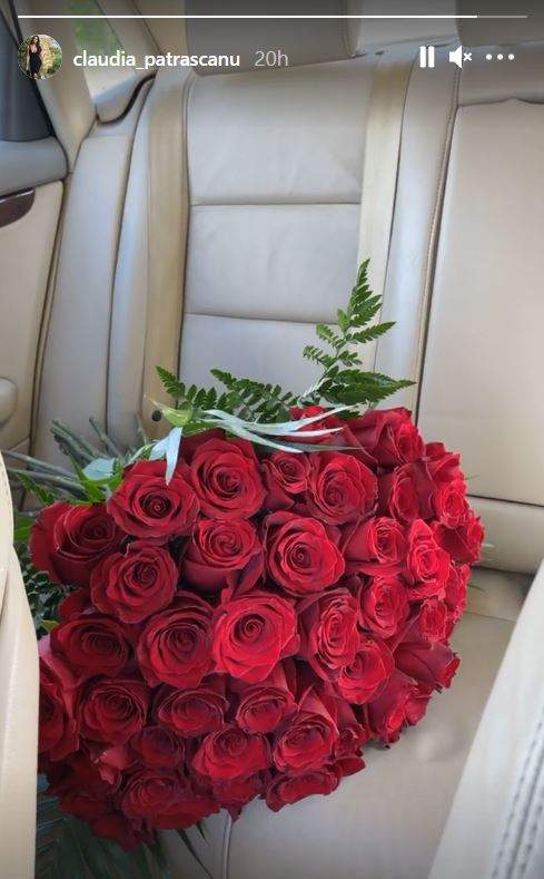 Claudia Pătrășcanu a primit un buchet de trandafiri roșii și l-a pus pe bancheta din spate a mașinii.