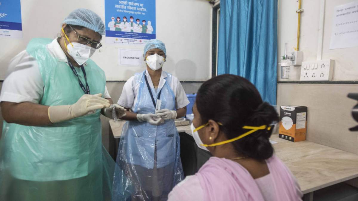 Caz șocant în India! Mii de oameni au fost vaccinați cu apă și sare împotriva Covid-19 în centre false de imunizare