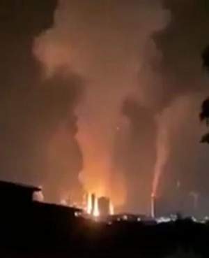 Clipe de groază pentru locuitorii orașului Târgu Mureș. Flăcările exploziei de la Combinatul AzoMureș, surprinse de la zeci de kilometri / VIDEO