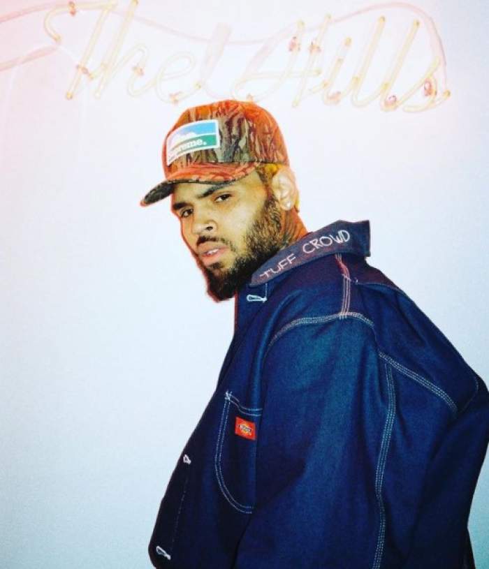 Chris Brown, cu șapcă și geacă de denim