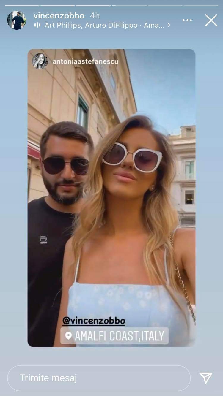 Enzo de la Chefi la cuțite și Antonia Ștefănescu într-un selfie pe străzile Italiei. Amândoi poartă ochelari de soare și zâmbesc.
