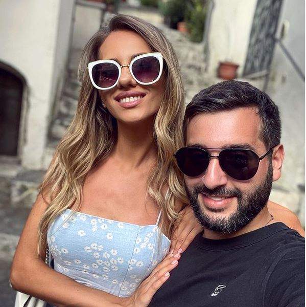 Enzo de la Chefi la cuțite și Antonia Ștefănescu într-un selfie. Ea poartă rochie bleu cu floricele albe și își ține mâinile pe pieptul și umărul lui, iar el poartă tricou negru.