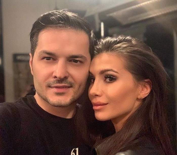 Liviu Vârciu și Anda Călin într-un selfie. Amândoi sunt îmbrăcați în negru, el în tricou, ea în bluză de piele, și zâmbesc.