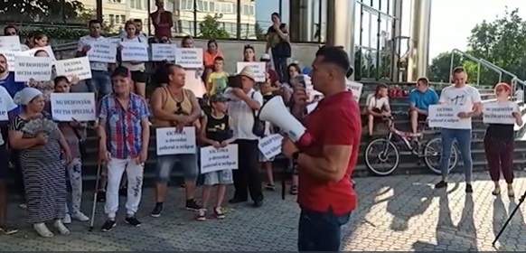 Protest pentru tânăra omorâtă în stația de autobuz din Baia Mare. Denisa avea doar 20 de ani / VIDEO