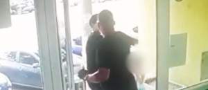 Femeie snopită în bătaie în fața copilului ei, de un vecin. Bărbatul, deranjat că fetița făcea prea multă gălăgie / FOTO