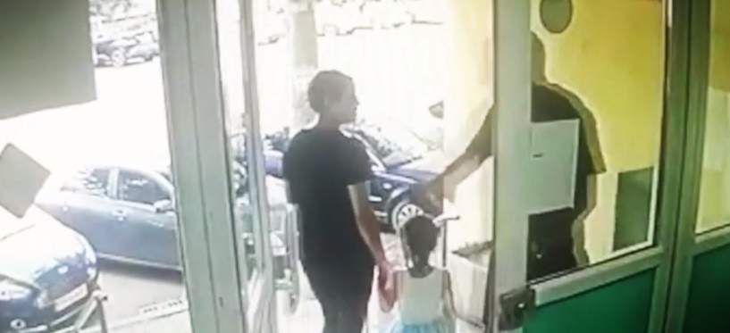 Femeie snopită în bătaie în fața copilului ei, de un vecin. Bărbatul, deranjat că fetița făcea prea multă gălăgie / FOTO