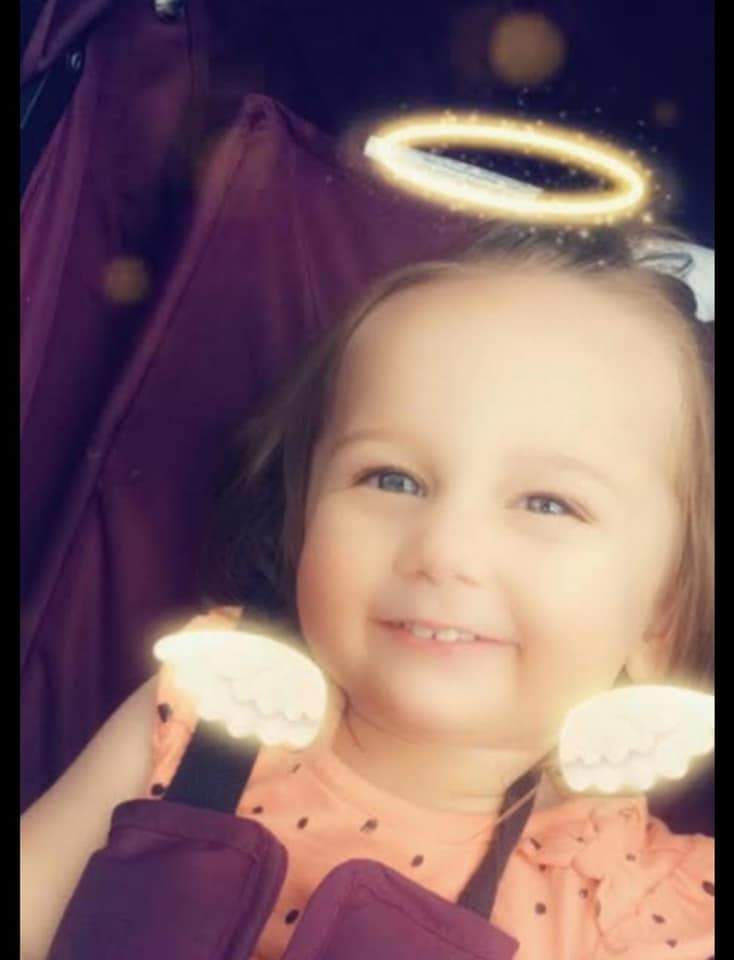 O fetiţă de trei ani a fost găsită moartă în casă. Cea care i-a dat viață este acum judecată pentru crimă
