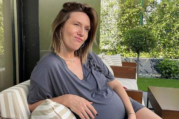 Adela Popescu și-a făcut bagajul pentru maternitate. Vedeta, copleșită de emoții înainte de a naște: „A mai rămas foarte puțin timp”