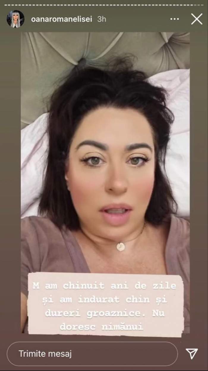 Oana Roman se află în pat, poartă tricou crem închis și le vorbește fanilor de pe Instagram despre alergia de la unghii.
