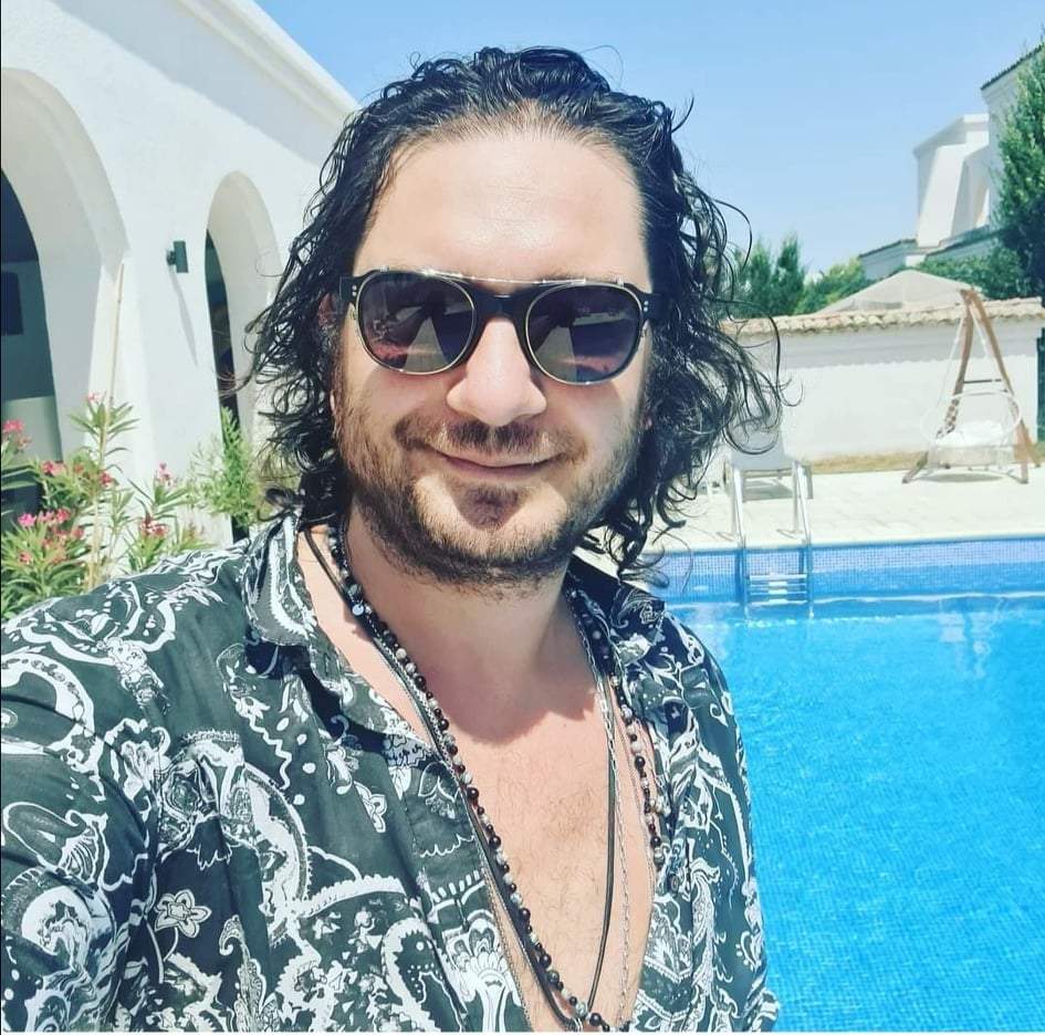 Florin Dumitrescu, cu ochelari de soare, la piscină
