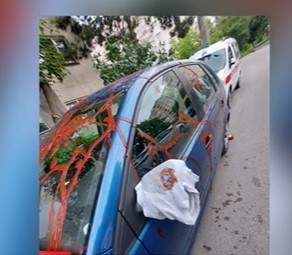 Mașină mânjită cu ketchup de amanta furioasă, în Cluj. Ce mesaj a lăsat femeia după ce s-a răzbunat