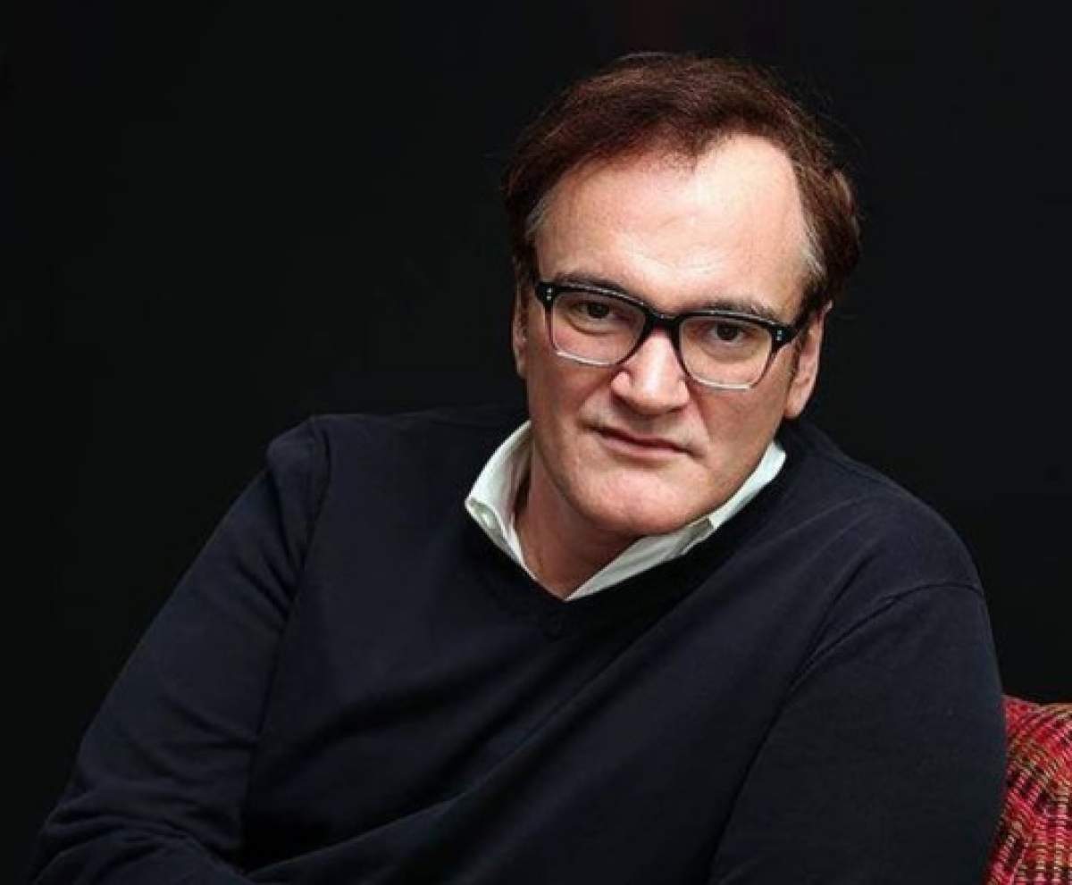 Quentin Tarantino într-un pulover negru