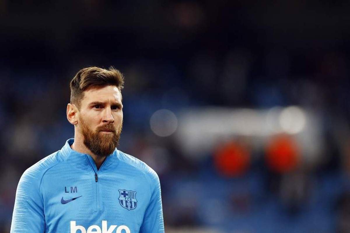 Lionel Messi, îmbrăcat în albastru, pe stadion