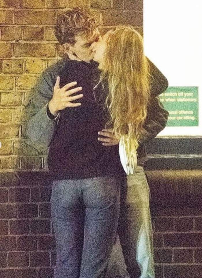 Fiica lui Johnny Depp, sărut pătimaș cu un actor celebru. Lily Rose și fostul iubit al Vanessei Hudgens sunt de nedespărțit / FOTO