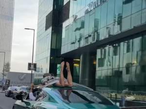 Un cunoscut influencer din Rusia şi-a legat iubita cu frânghia de plafonul maşinii, apoi s-a plimbat cu ea pe străzile oraşului / FOTO