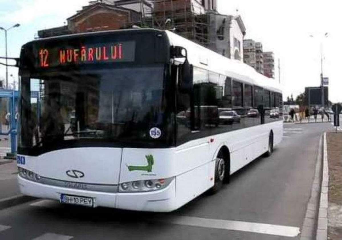 Un autobuz aflat în trafic