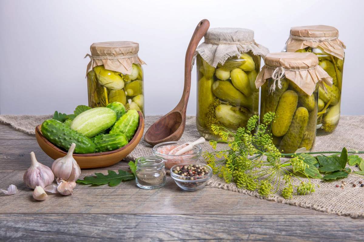 Cum se prepară rețeta castraveților murați de vară. De ce ingrediente ai nevoie pentru acest preparat