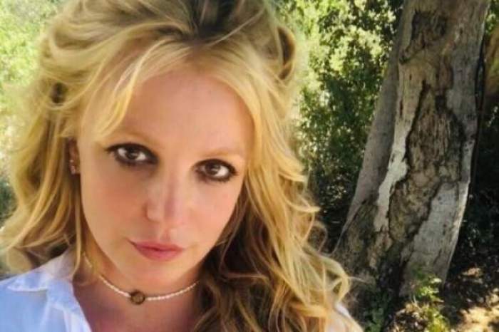 Britney Spears, în grădină, îmbrăcată în alb