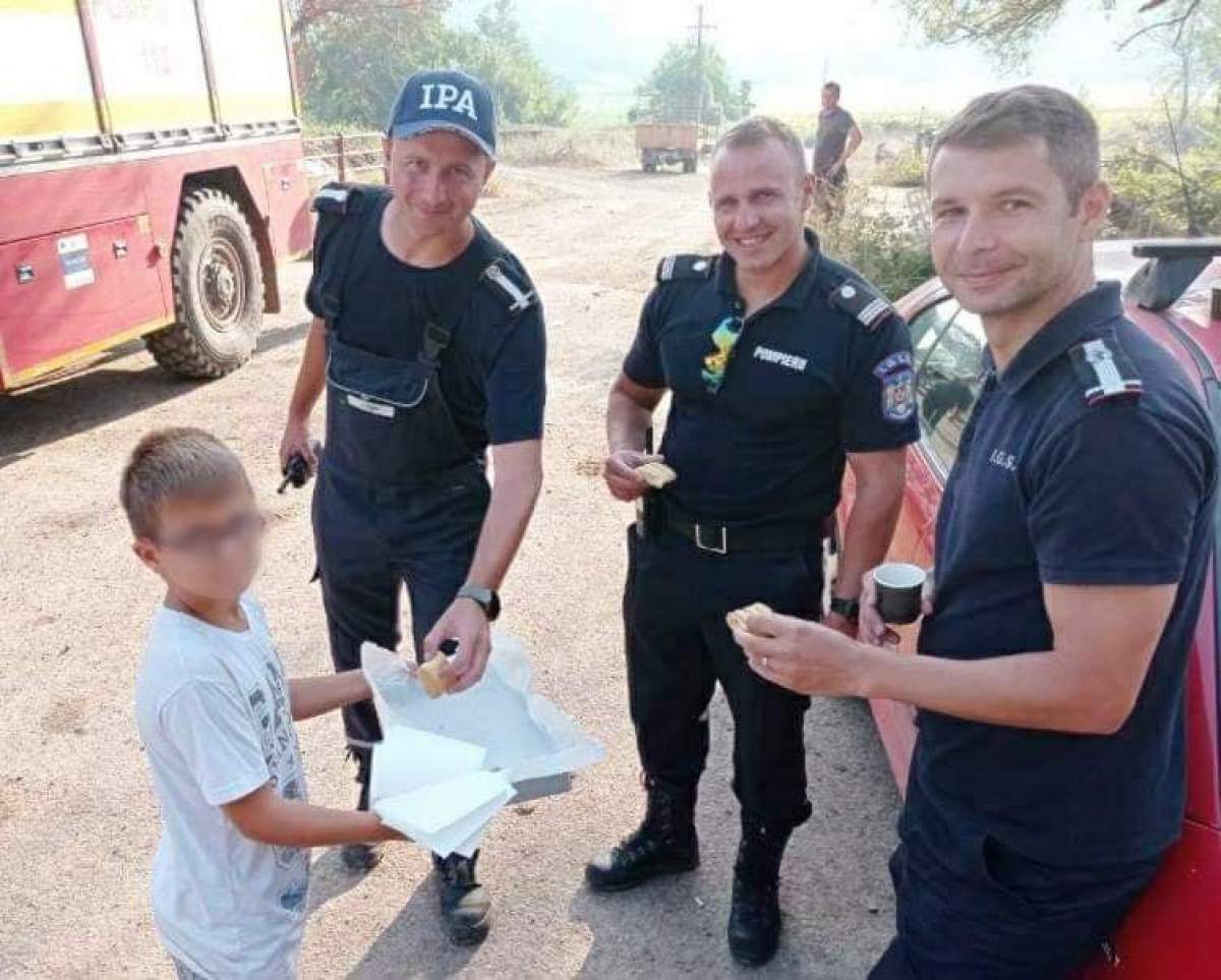 Gest emoționant făcut de un copil pentru pompierii români din Grecia.  Acesta le-a oferit plăcinte și porumb fiert drept mulțumire pentru implicarea lor în stingerea flăcărilor